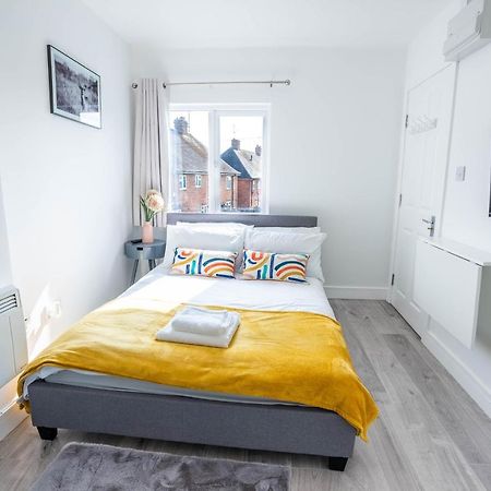 No 01 Small Studio Flat In Aylesbury Town Station Extérieur photo