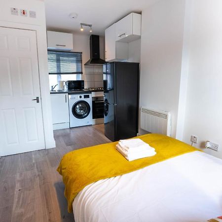No 01 Small Studio Flat In Aylesbury Town Station Extérieur photo