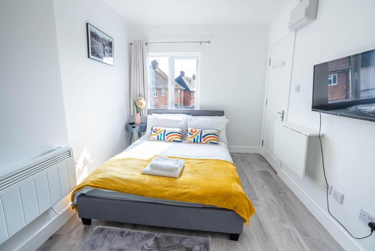 No 01 Small Studio Flat In Aylesbury Town Station Extérieur photo