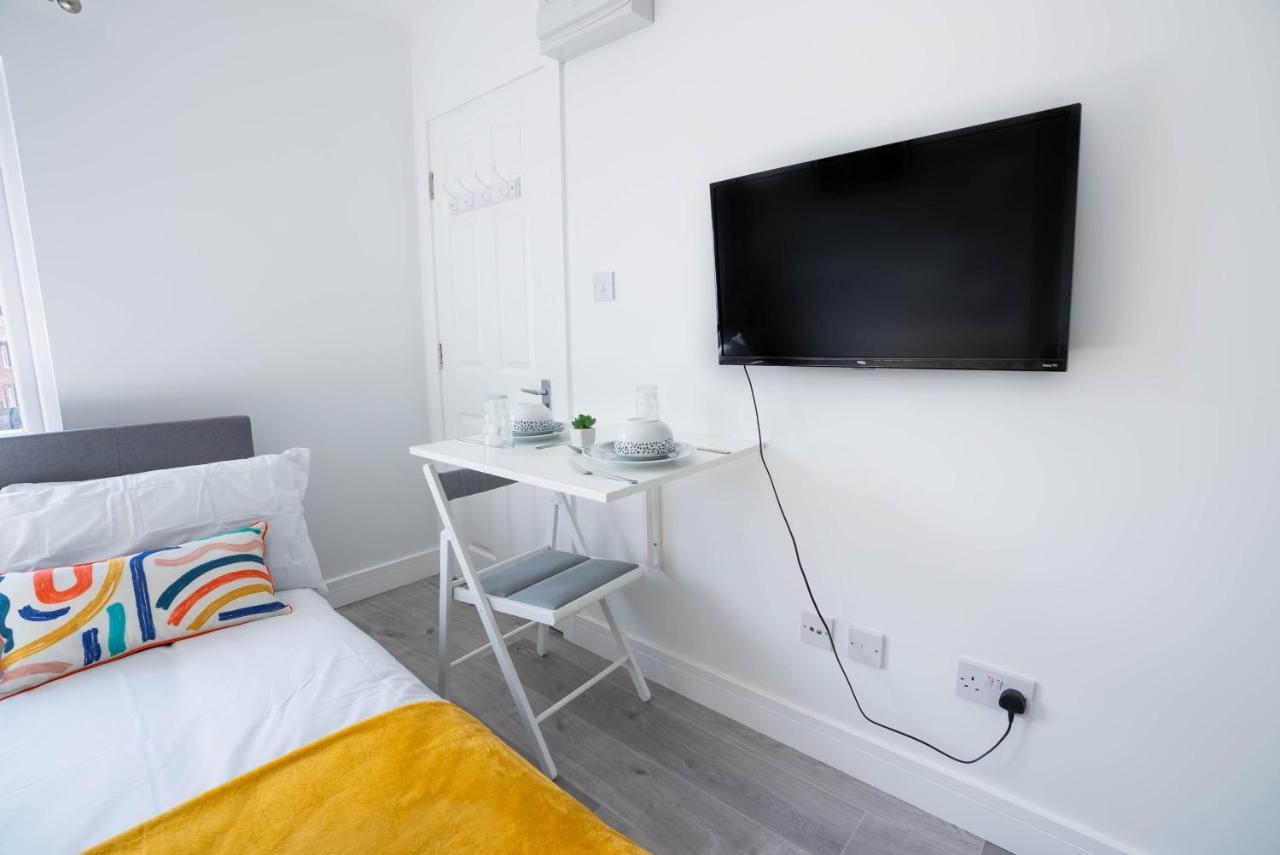 No 01 Small Studio Flat In Aylesbury Town Station Extérieur photo