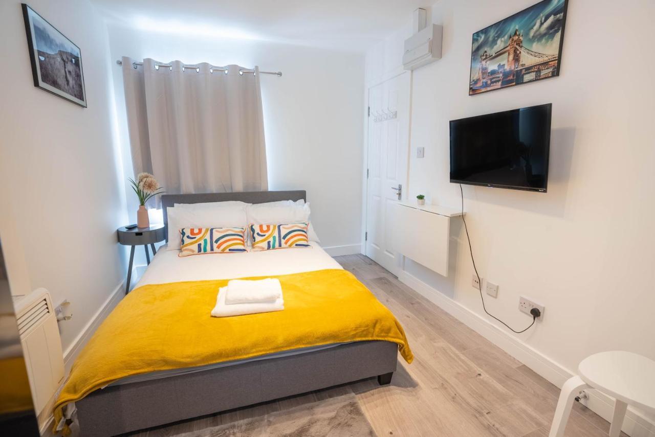 No 01 Small Studio Flat In Aylesbury Town Station Extérieur photo